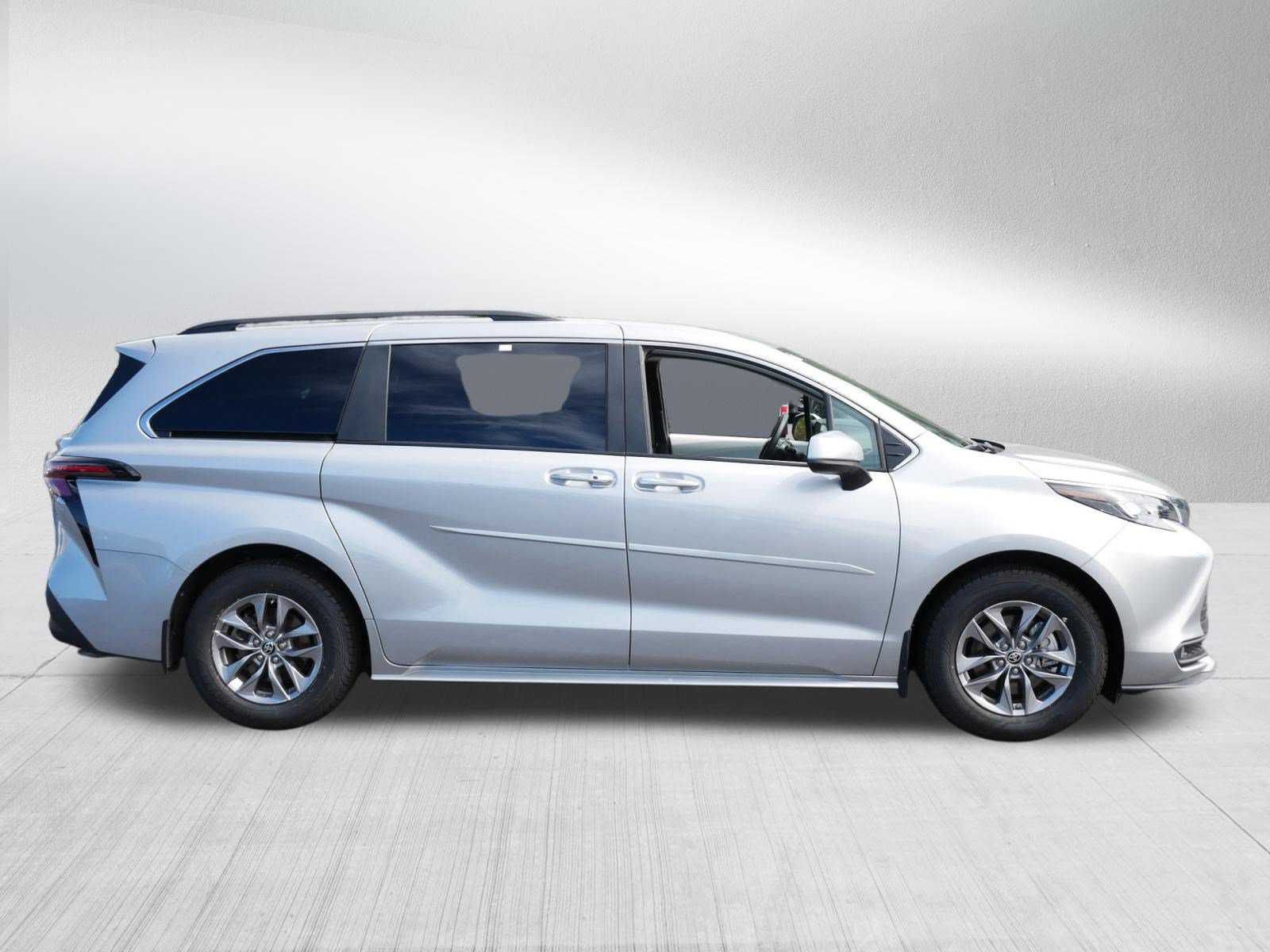 Used 2025 Toyota Sienna XLE w/ XLE Plus Package AWD/4WD image 8