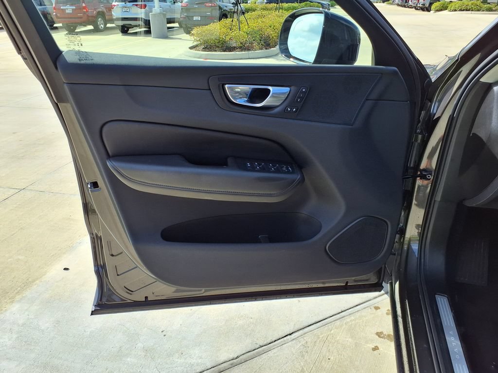 Certified 2025 Volvo XC60 B5 Plus AWD/4WD image 14