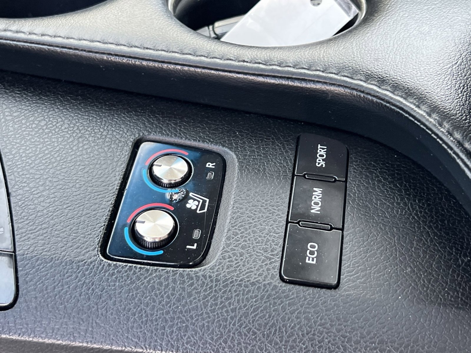 Used 2018 Toyota Avalon Limited w/ All Weather Liner Package image 29