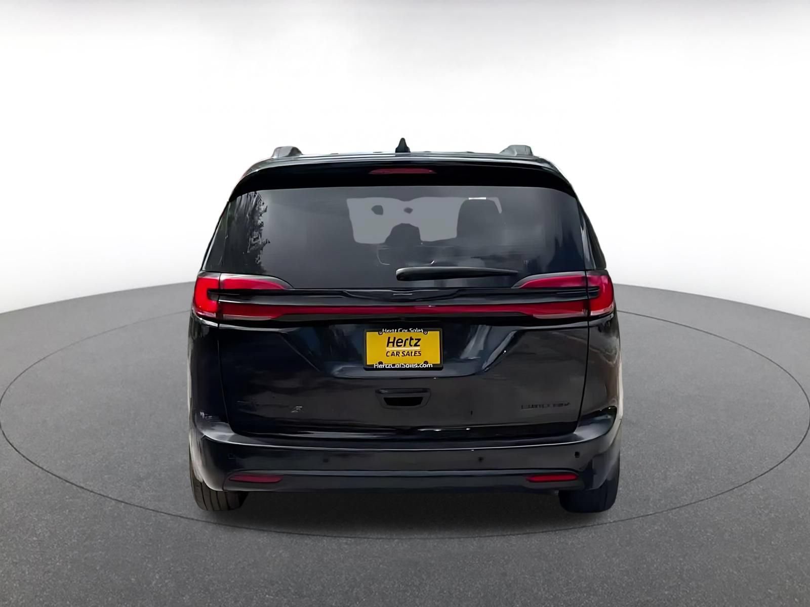 Used 2025 Chrysler Pacifica Limited FWD image 13