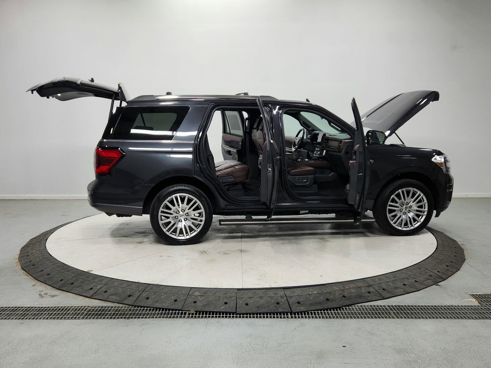 Used 2024 Ford Expedition Limited image 16