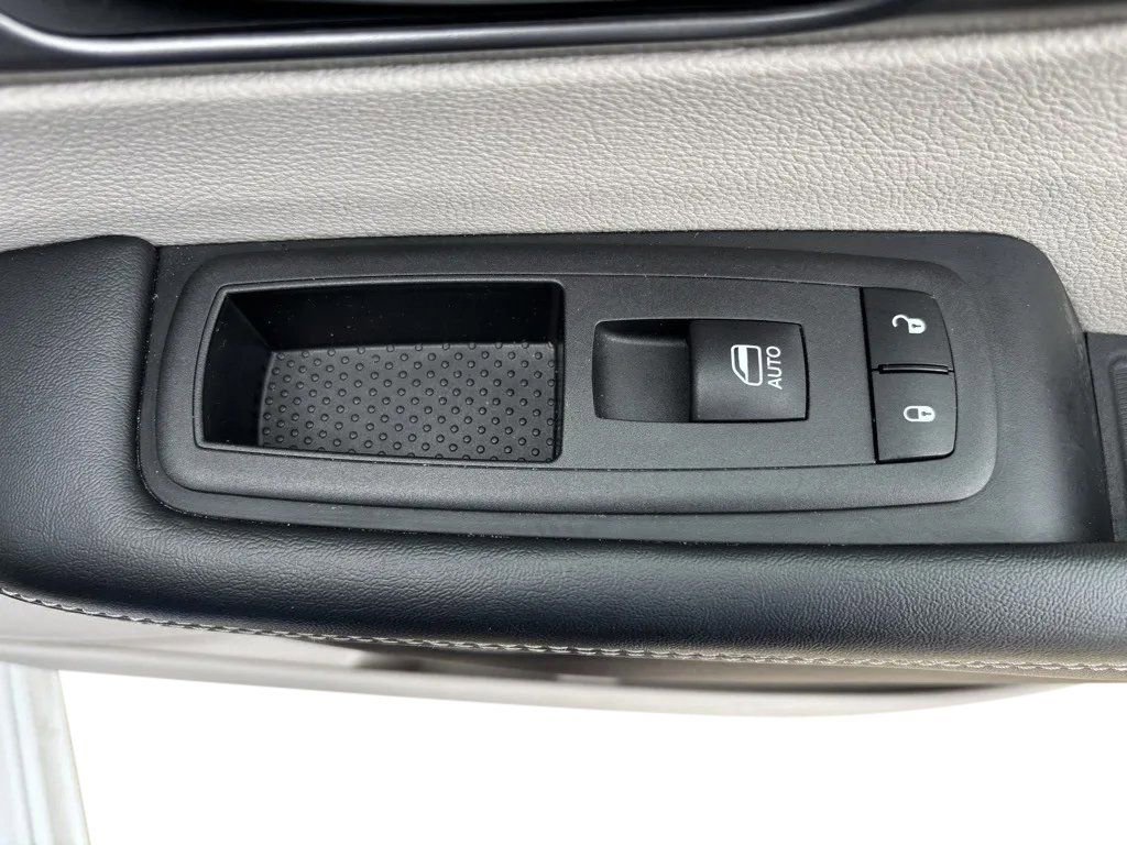 Used 2024 Chrysler Pacifica Touring-L image 30