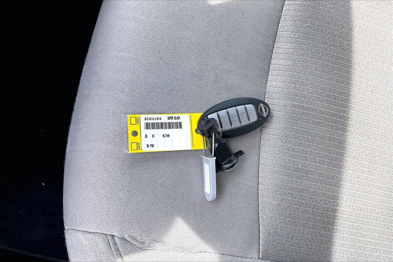Used 2025 Nissan Altima 2.5 SV FWD image 30