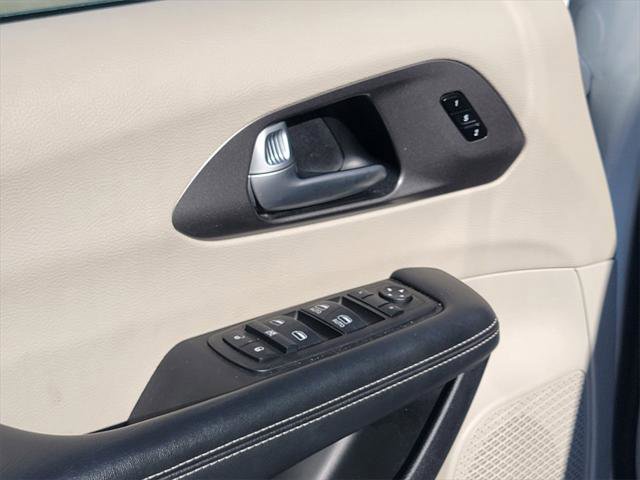 Certified 2024 Chrysler Pacifica Select image 14