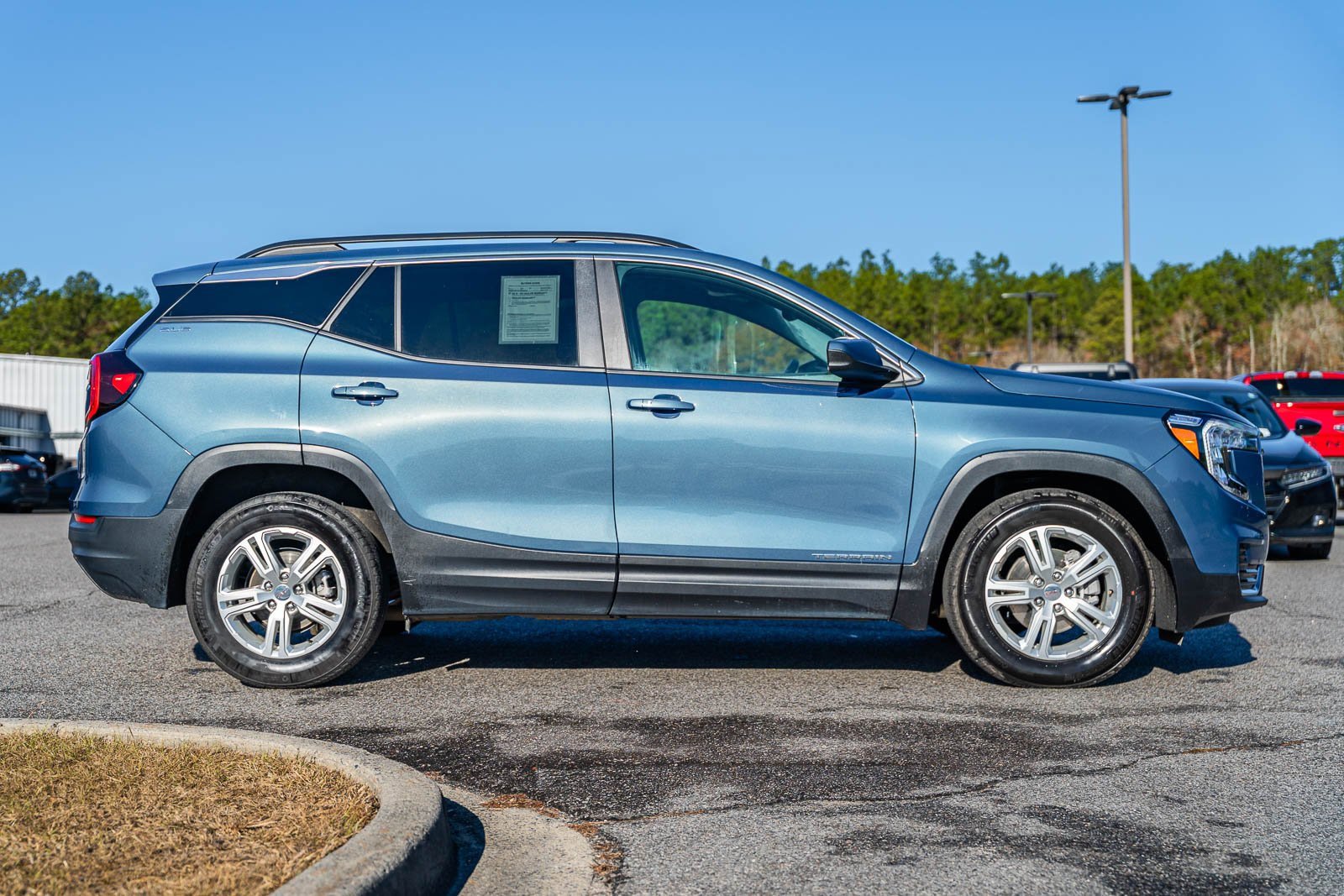 Used 2024 GMC Terrain SLE w/ Driver Convenience Package image 9