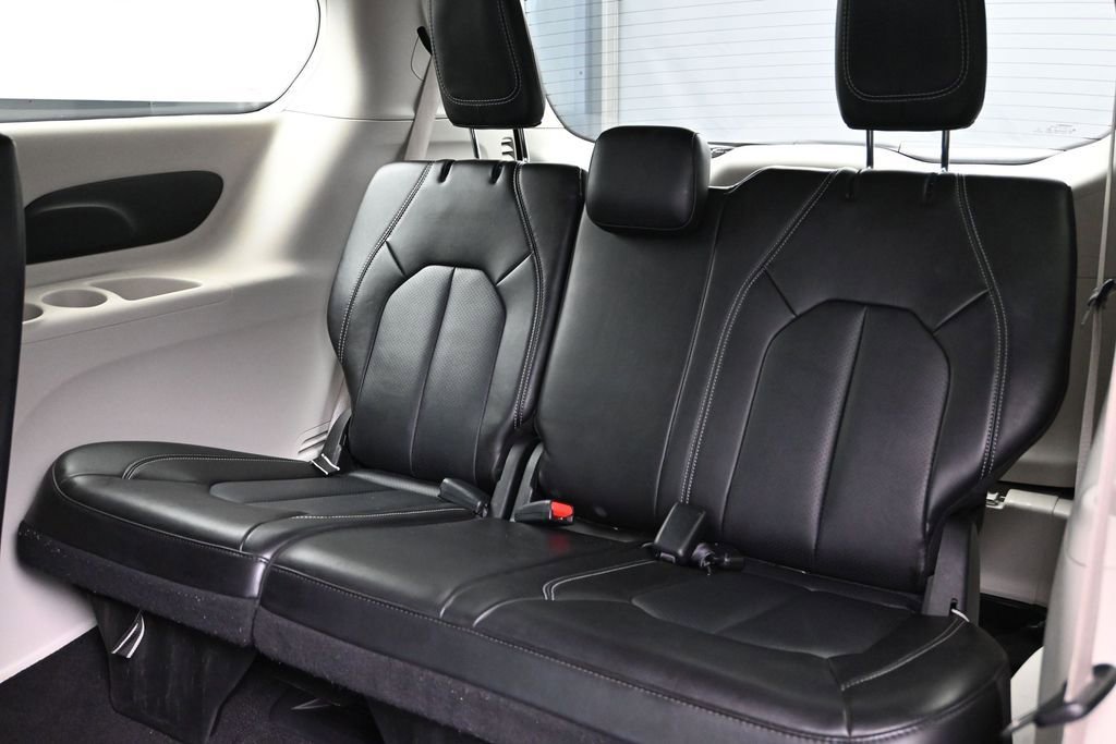 Used 2024 Chrysler Pacifica Touring-L FWD image 22