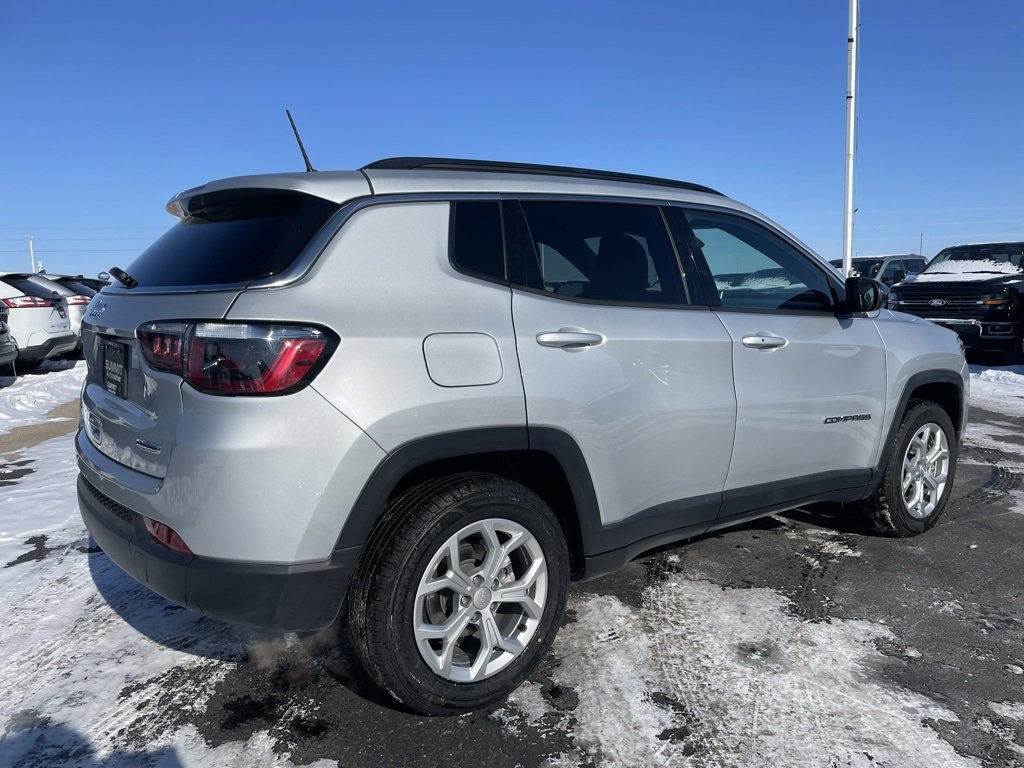 Used 2024 Jeep Compass Latitude image 4