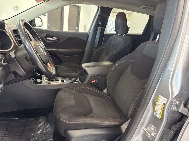 Used 2016 Jeep Cherokee Latitude w/ Cold Weather Group AWD/4WD image 15