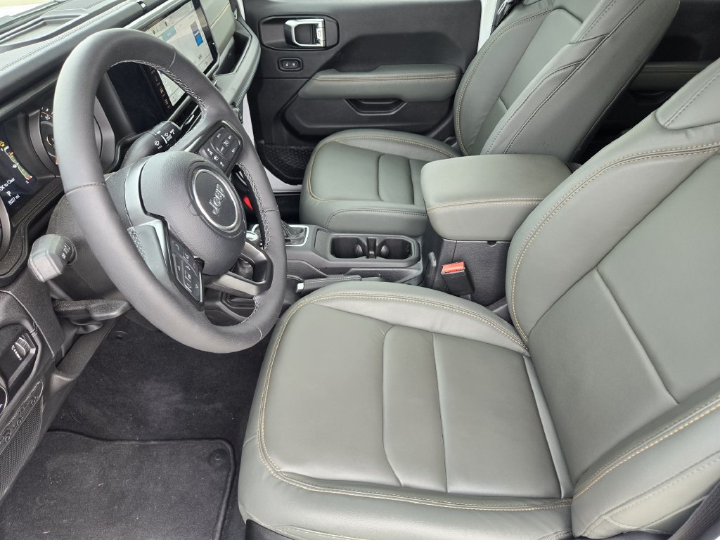Used 2025 Jeep Gladiator Mojave w/ Convenience Group AWD/4WD image 12
