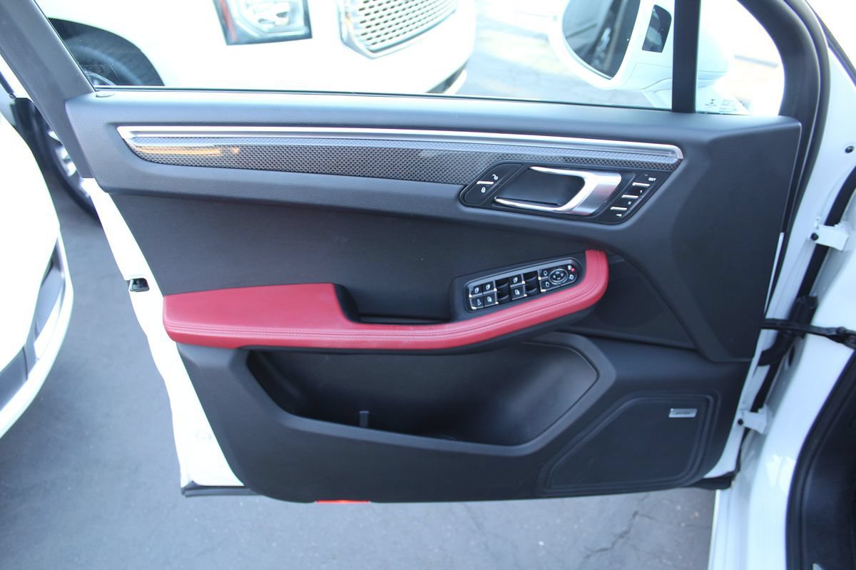 Used 2017 Porsche Macan Turbo AWD/4WD image 19