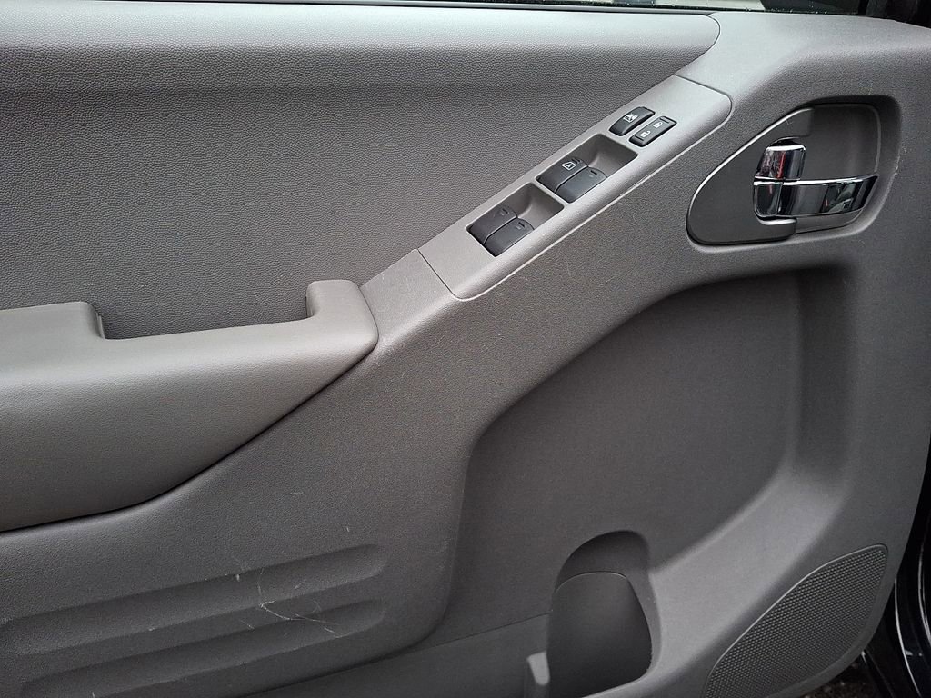 Used 2018 Nissan Frontier SV image 7
