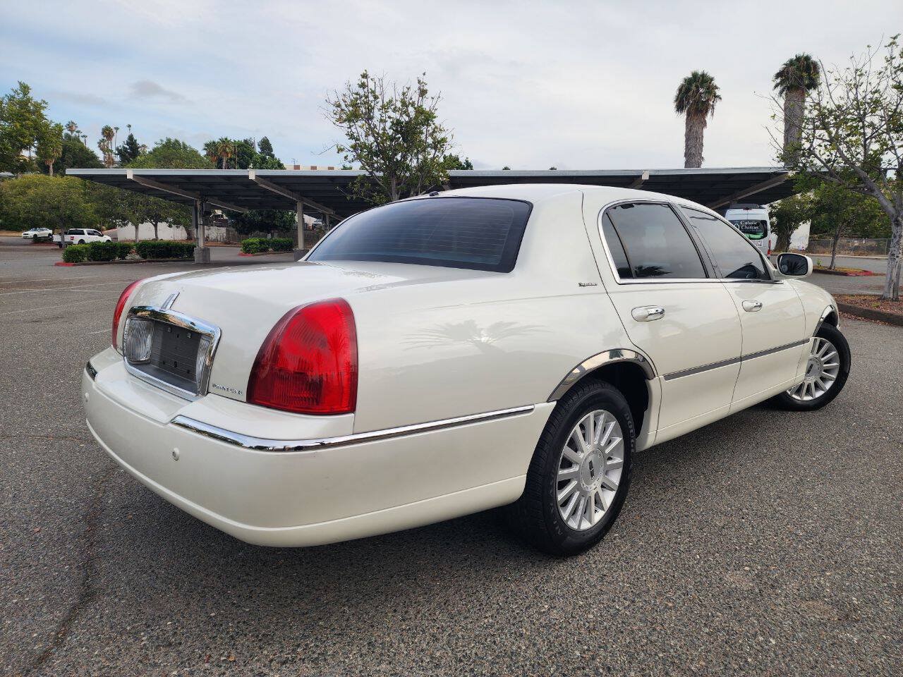 Used 2004 Lincoln Town Car Signature RWD image 8