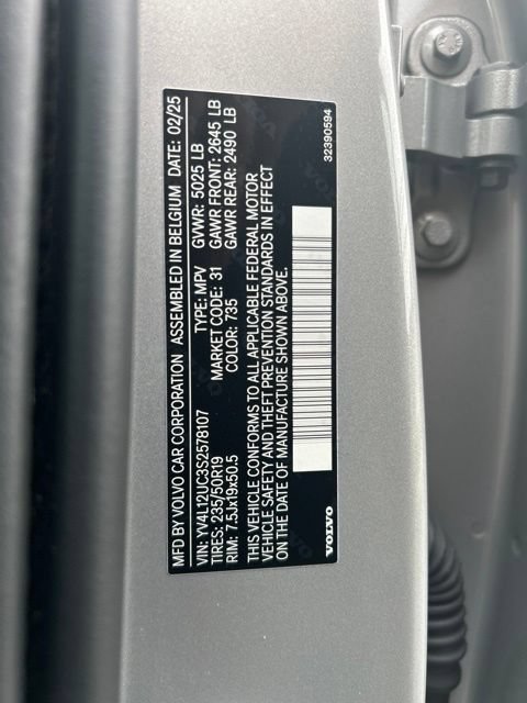 Certified 2025 Volvo XC40 B5 Plus AWD/4WD image 29