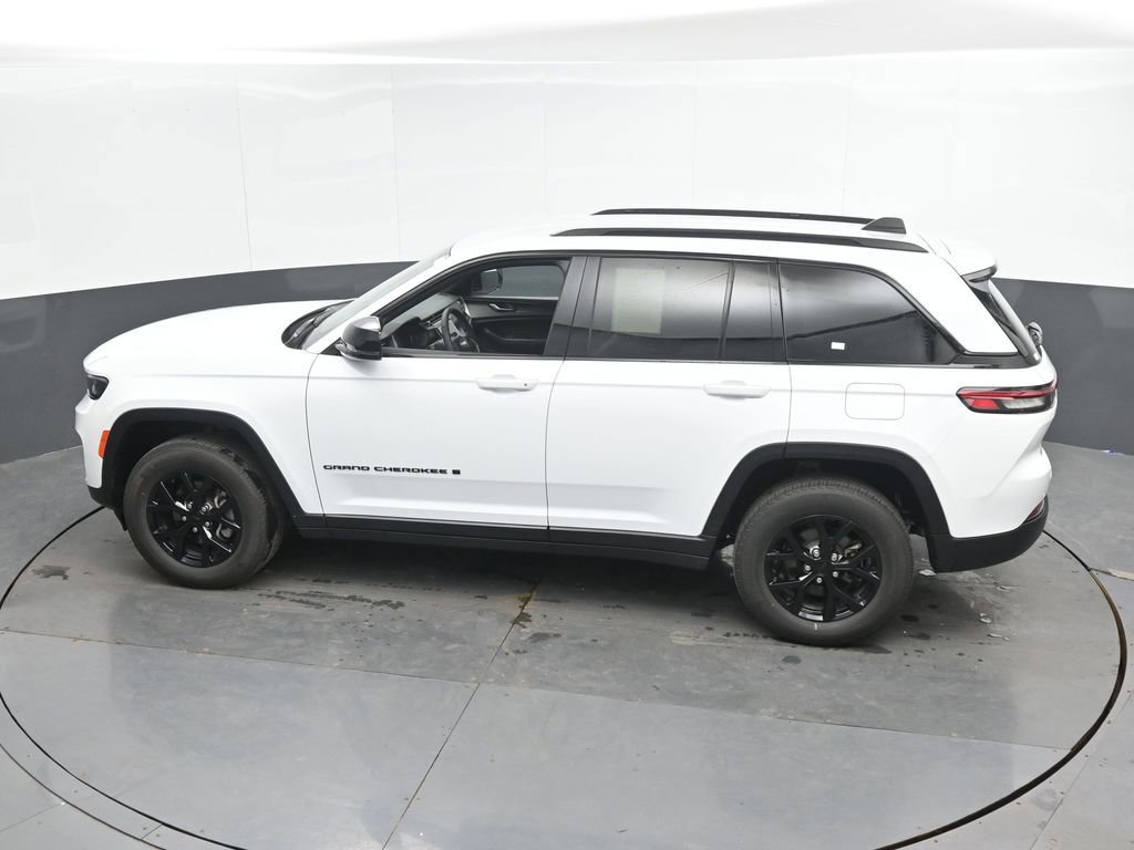 Used 2025 Jeep Grand Cherokee Altitude AWD/4WD image 36