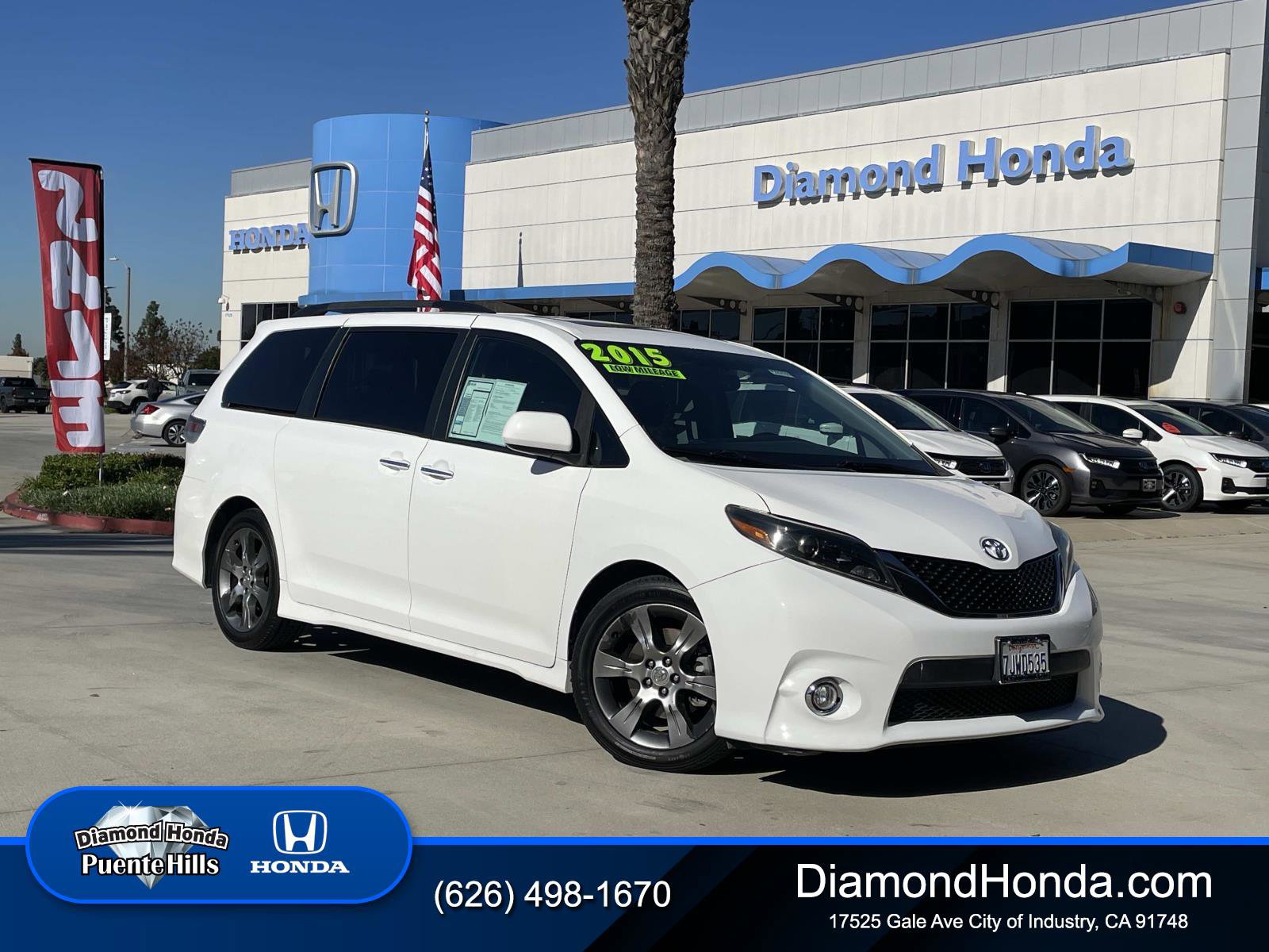 Used 2015 Toyota Sienna SE image 1