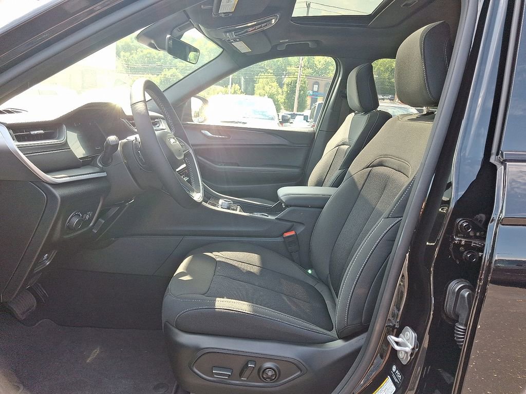 New 2025 Jeep Grand Cherokee L Laredo w/ Luxury Tech Group I image 38