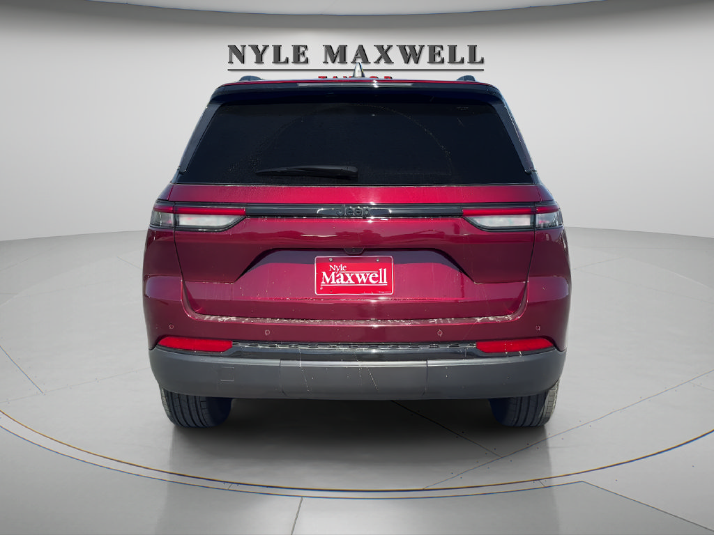 Used 2025 Jeep Grand Cherokee Altitude RWD image 6