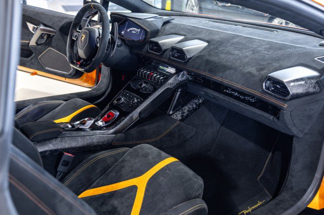 Used 2018 Lamborghini Huracan Performante AWD/4WD image 44