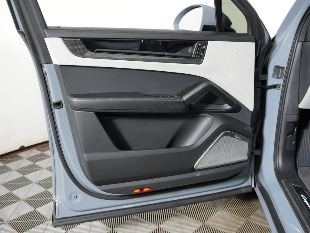 Certified 2025 Porsche Cayenne GTS AWD/4WD image 17