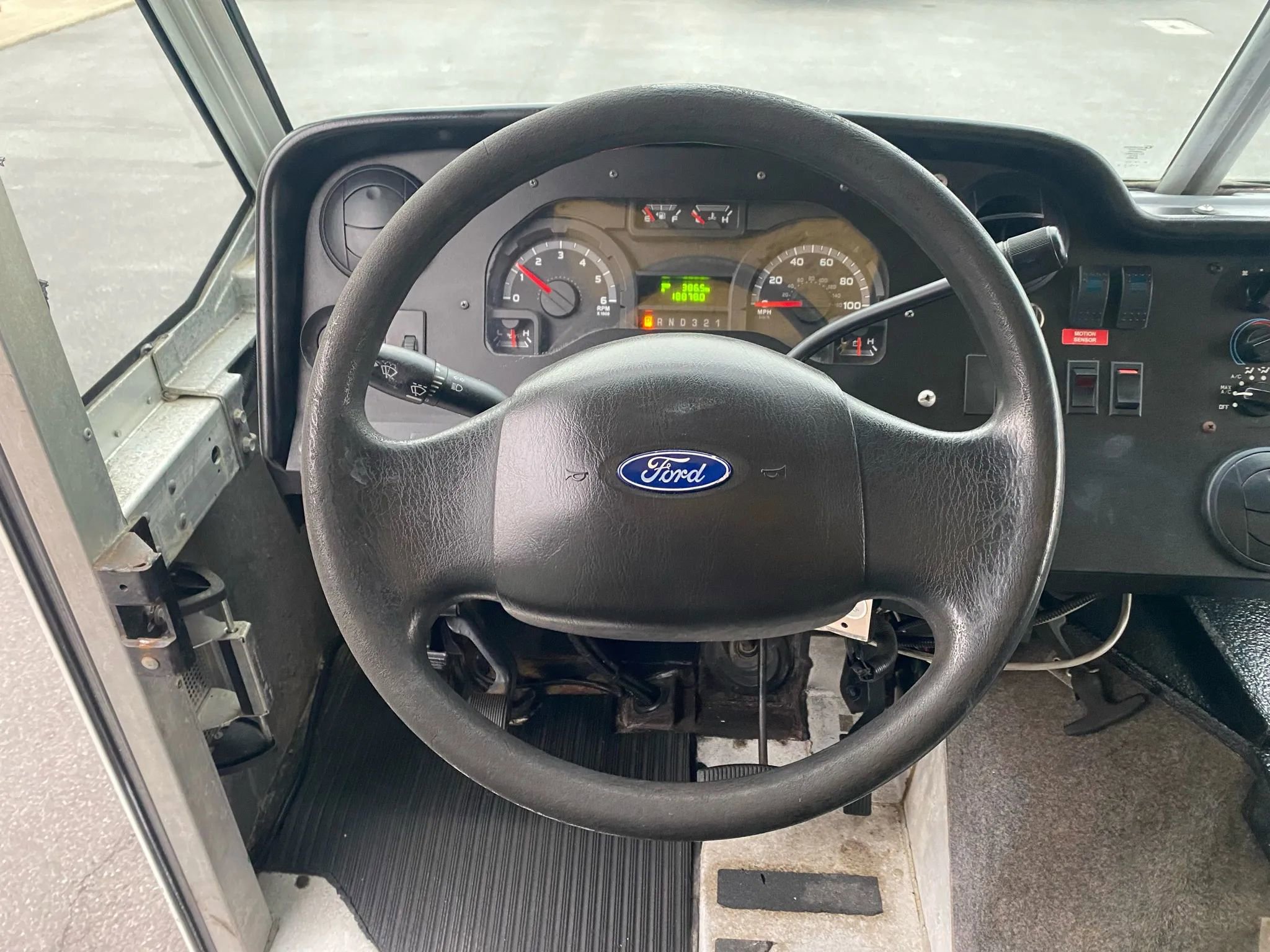 Used 2013 Ford E-350 and Econoline 350 Super Duty w/ Air Conditioning Prep Pkg image 9