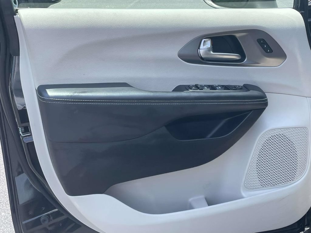Certified 2023 Chrysler Pacifica Touring-L FWD image 24