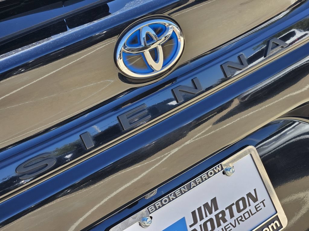 Used 2024 Toyota Sienna XLE FWD image 11
