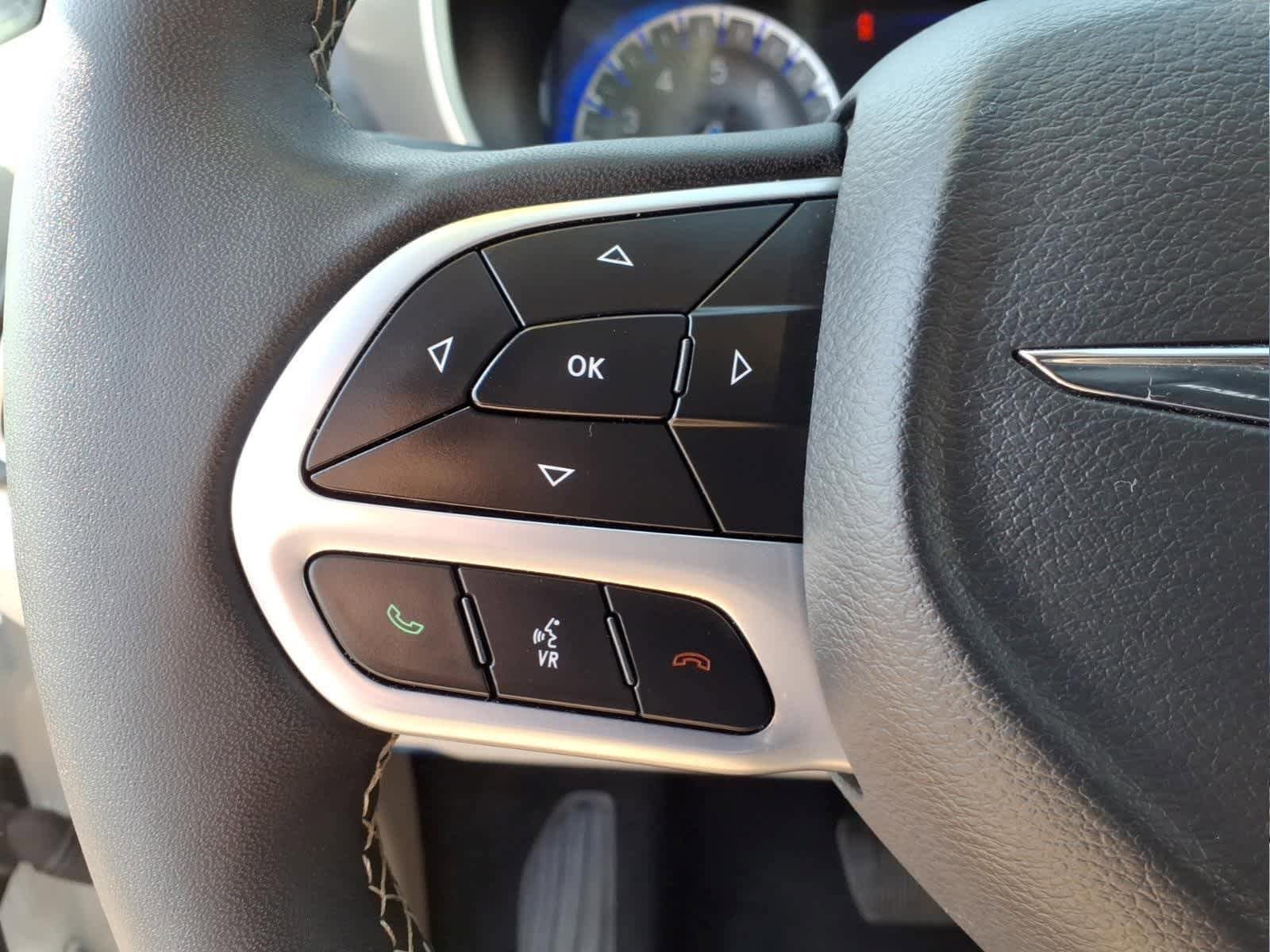 Used 2024 Chrysler Pacifica Touring-L FWD image 24