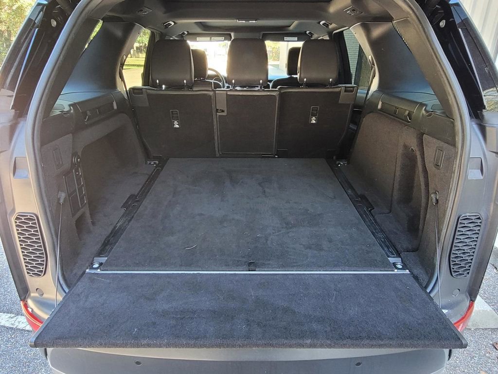 Used 2020 Land Rover Discovery SE image 16