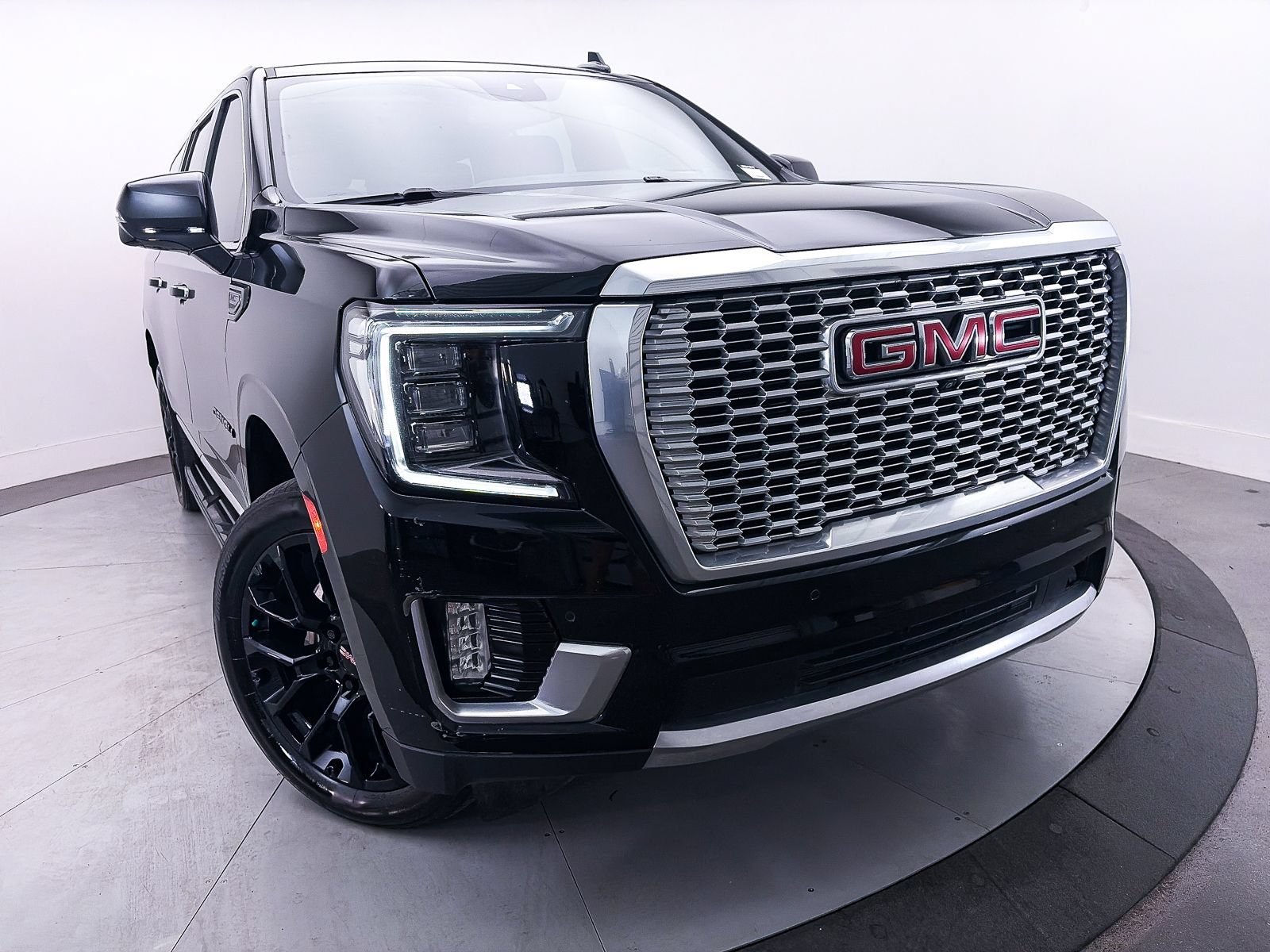 Used 2023 GMC Yukon XL Denali AWD/4WD image 3