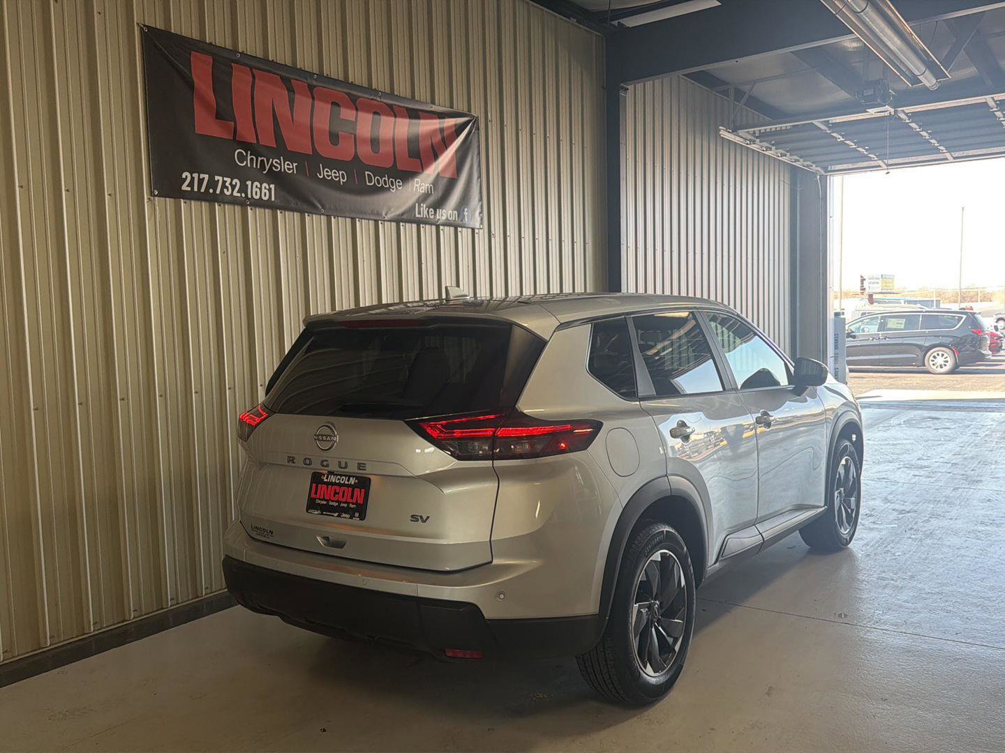 Used 2024 Nissan Rogue SV image 6