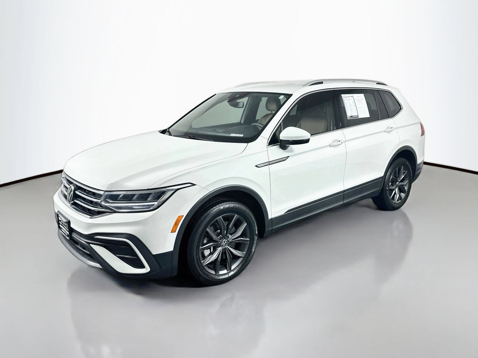 Used 2024 Volkswagen Tiguan SE AWD/4WD image 3