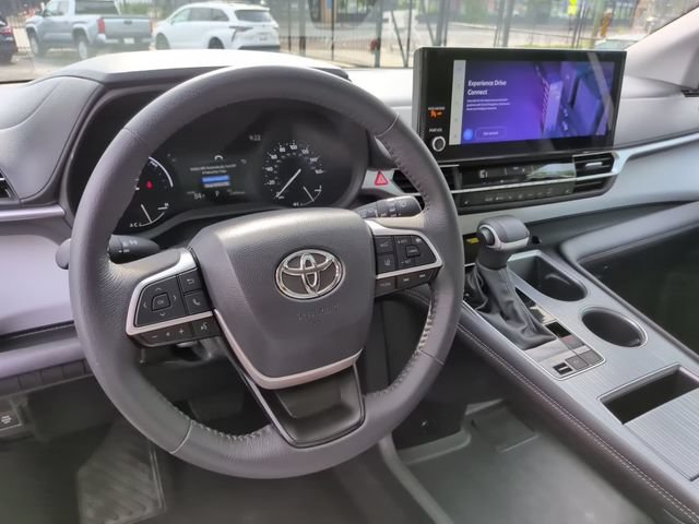 Certified 2025 Toyota Sienna XLE FWD image 23