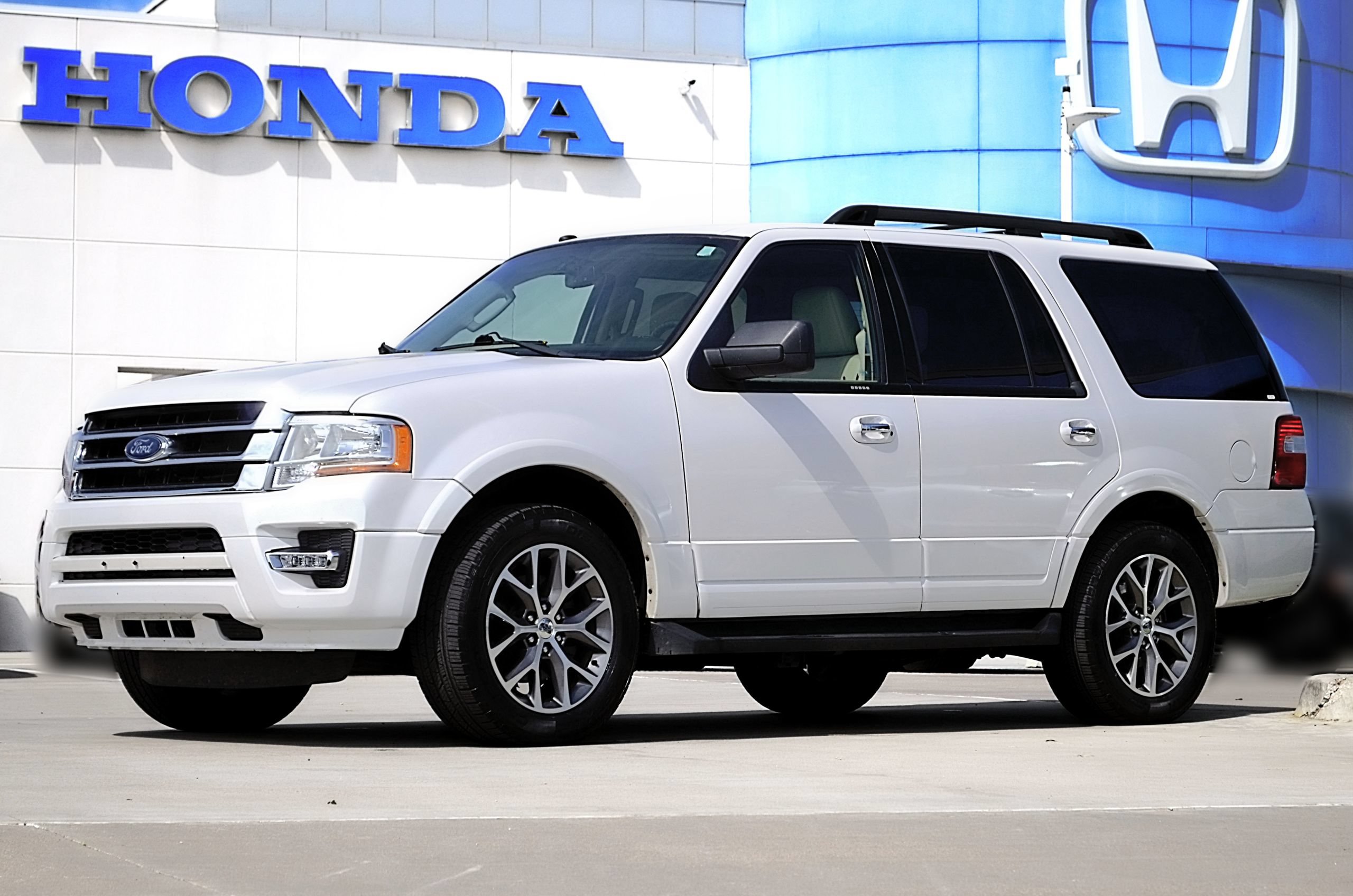 Used 2017 Ford Expedition XLT w/ Equipment Group 202A RWD image 1