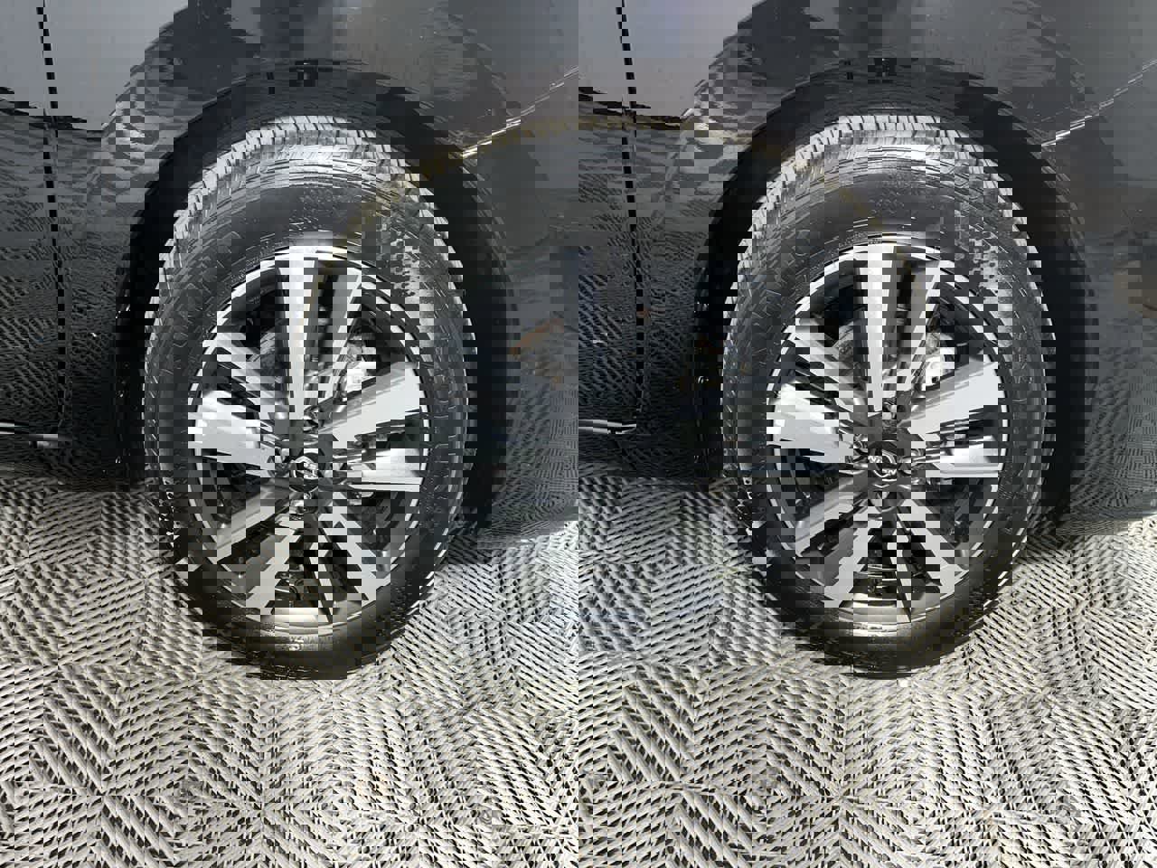 Used 2025 Nissan Versa SV image 9