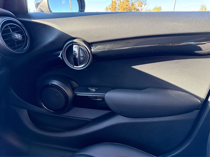 Used 2019 MINI Cooper 4-Door Hardtop w/ Signature Upholstery Package image 45