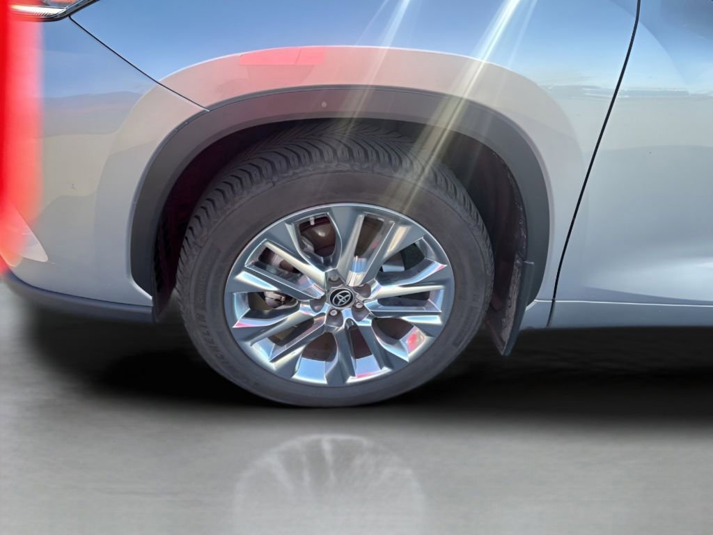 Used 2023 Toyota Highlander Limited image 14