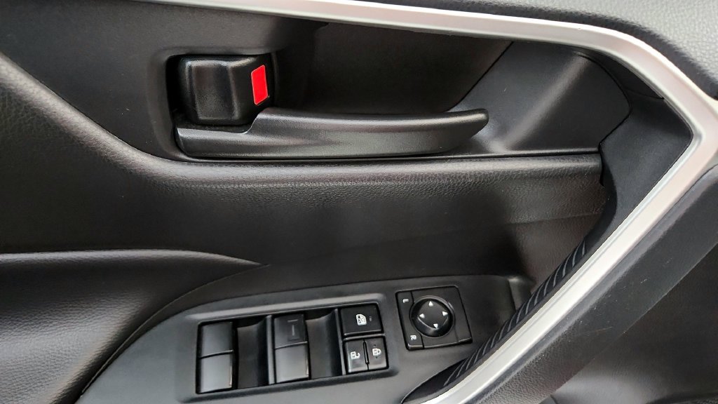 Used 2025 Toyota RAV4 LE AWD/4WD image 23