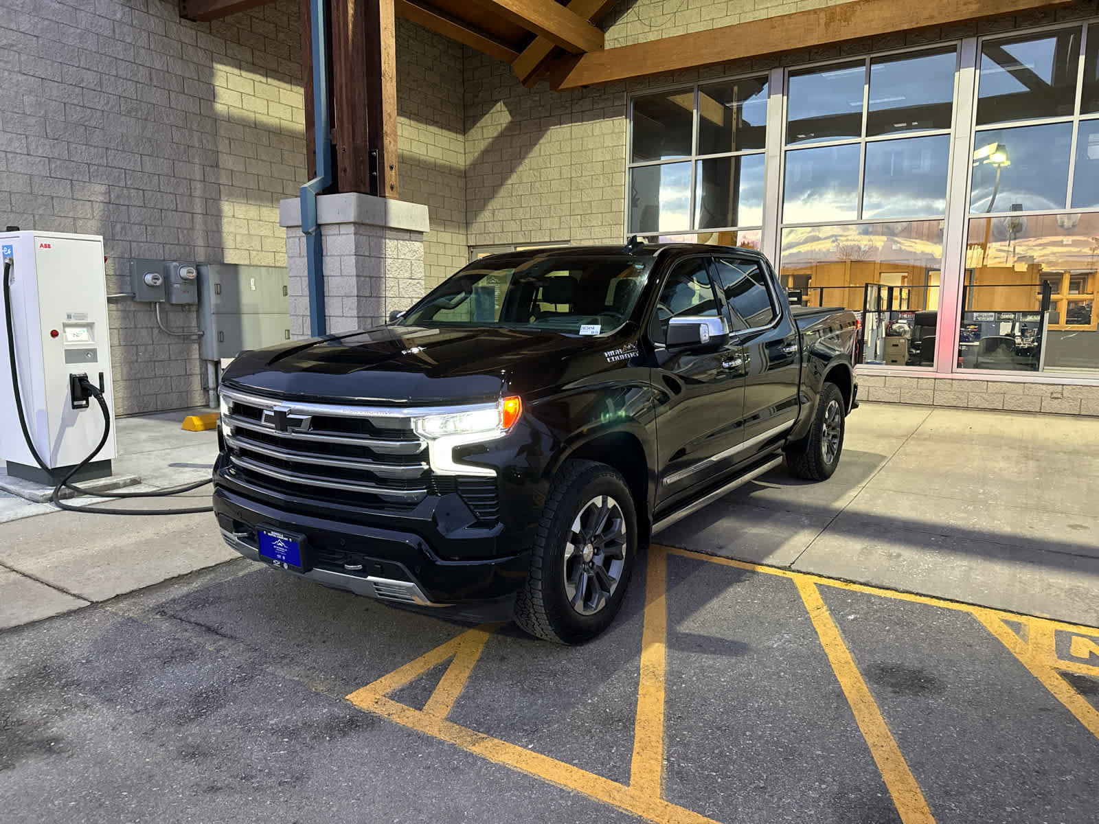 Certified 2023 Chevrolet Silverado 1500 High Country w/ Technology Package image 1