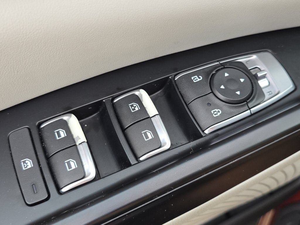 Used 2022 Kia Carnival LX FWD image 28