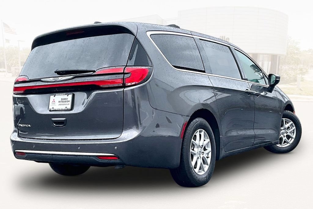 Used 2023 Chrysler Pacifica Touring-L FWD image 6