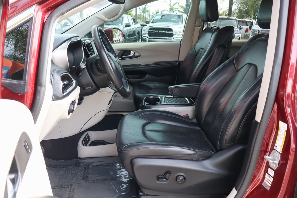 Used 2021 Chrysler Pacifica Touring-L w/ Uconnect Theater Family Group image 17