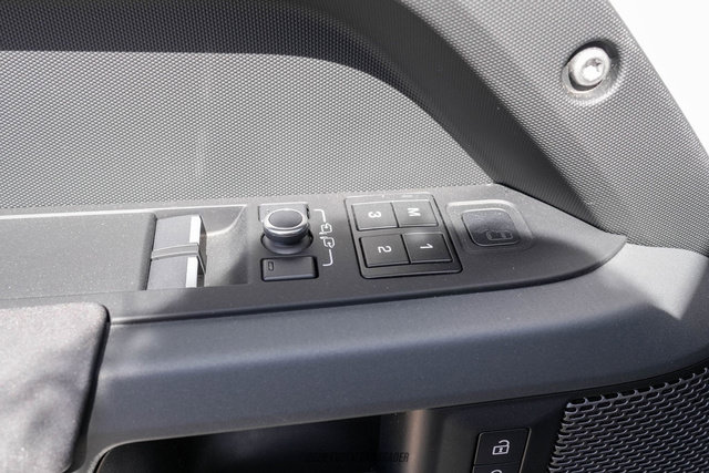 Used 2023 Land Rover Defender 90 X-Dynamic SE AWD/4WD image 39