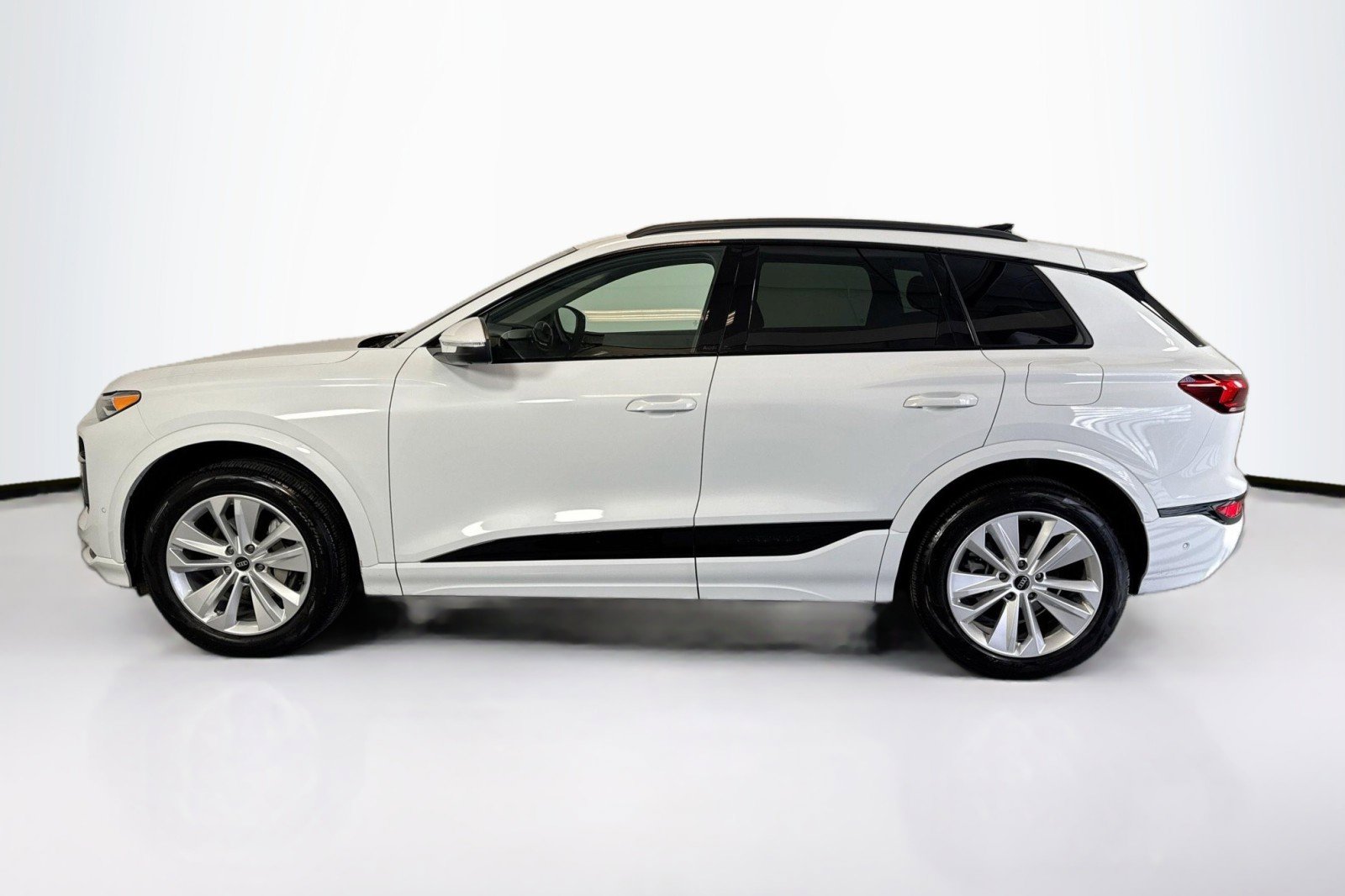 Used 2025 Audi Q6 e-tron Premium w/ Convenience Package image 8