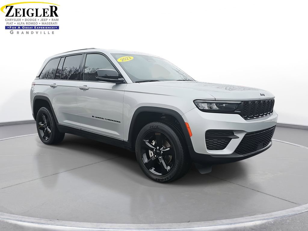 Used 2023 Jeep Grand Cherokee Altitude image 3