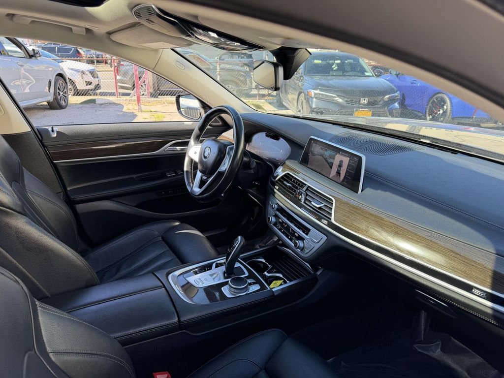 Used 2022 BMW 740i xDrive AWD/4WD image 13