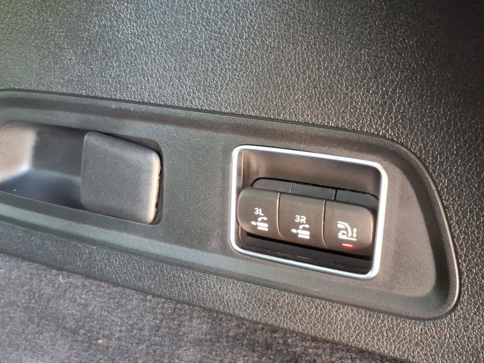 Used 2025 Mercedes-Benz GLS 580 4MATIC image 32