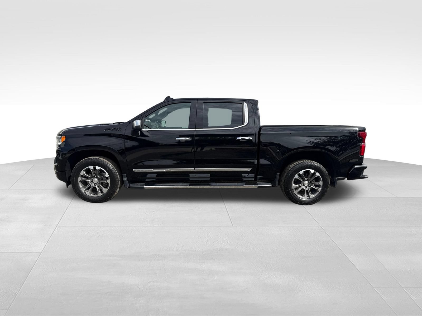 Used 2023 Chevrolet Silverado 1500 High Country w/ Technology Package AWD/4WD image 2