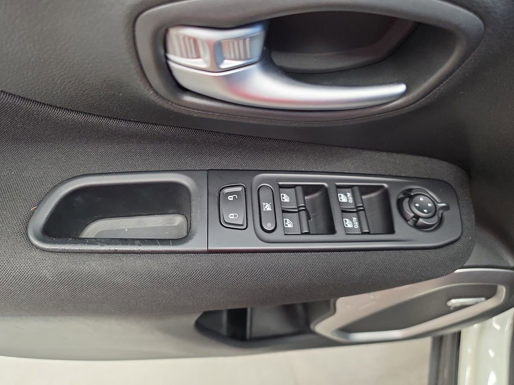 Used 2021 Jeep Renegade Latitude w/ Sun & Sound Group FWD image 17