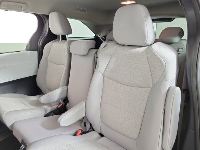 Used 2025 Toyota Sienna LE FWD image 13