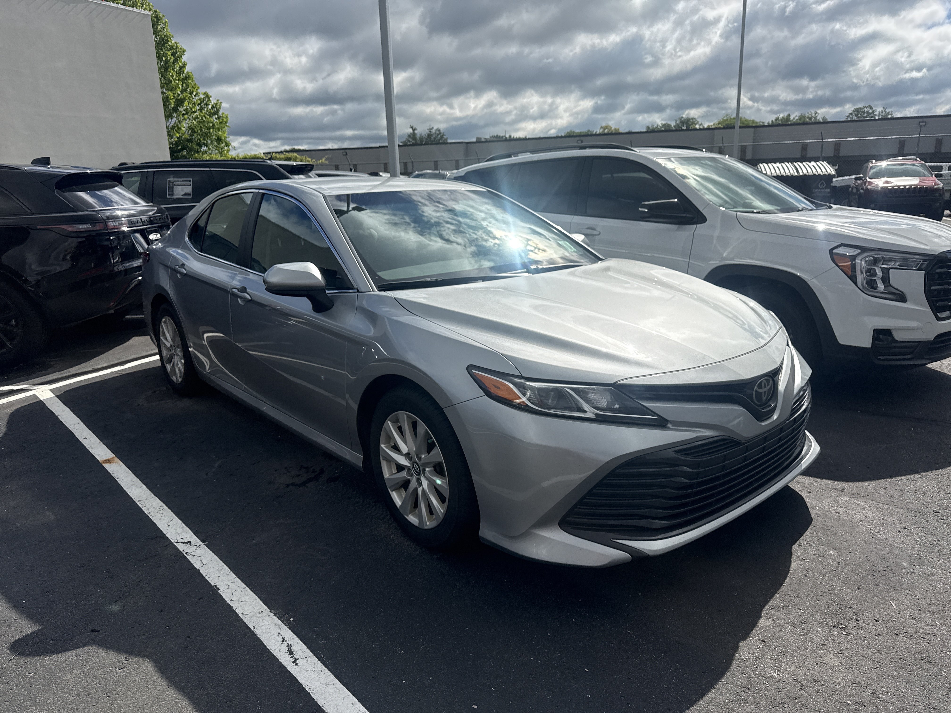 Used 2018 Toyota Camry LE FWD image 5